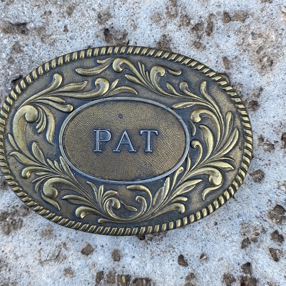 Vintage 1977 PAT scrolled thick brass belt buckle - Picture 5 of 5